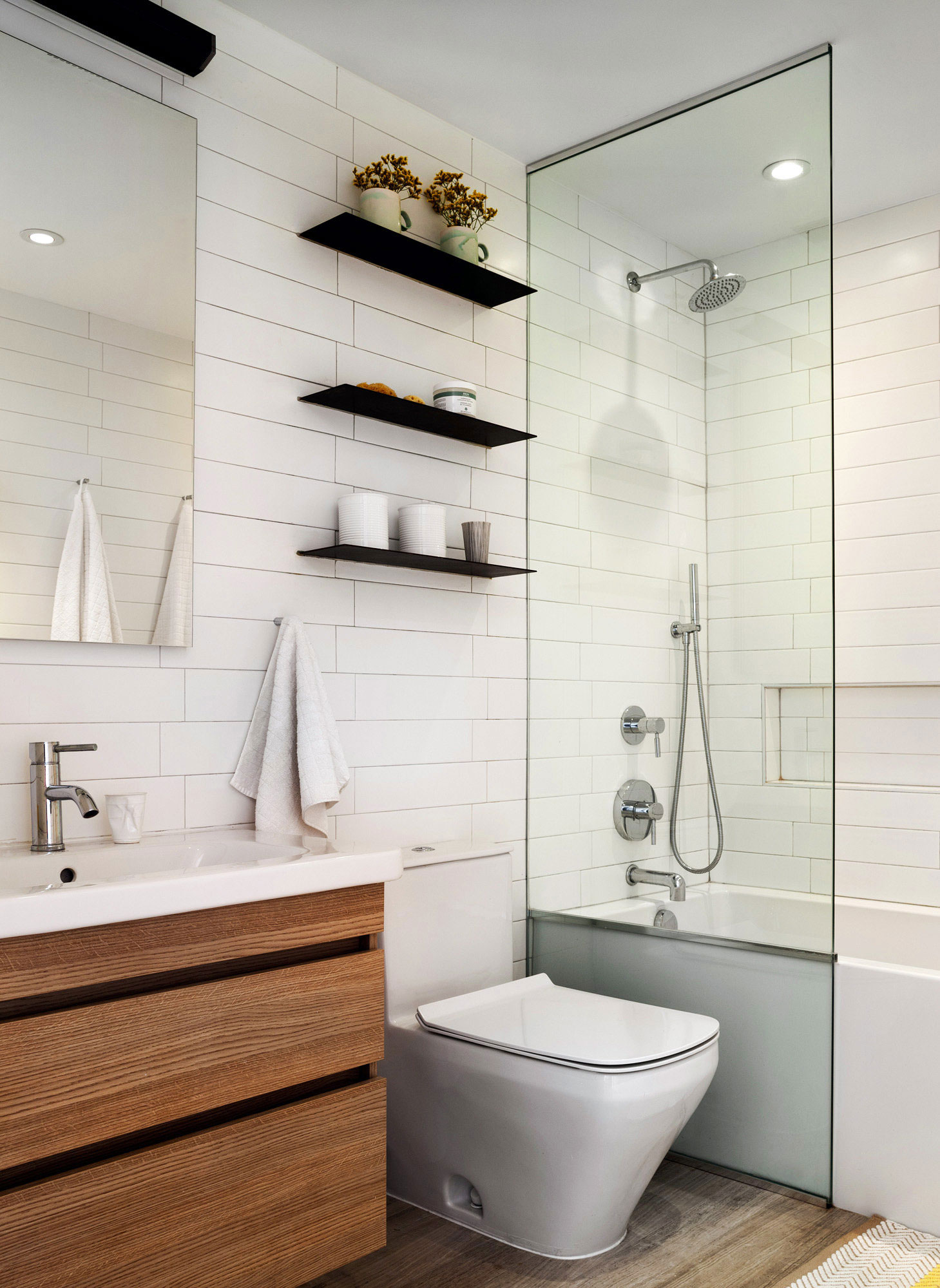Современный дизайн ванной комнаты дома в США
