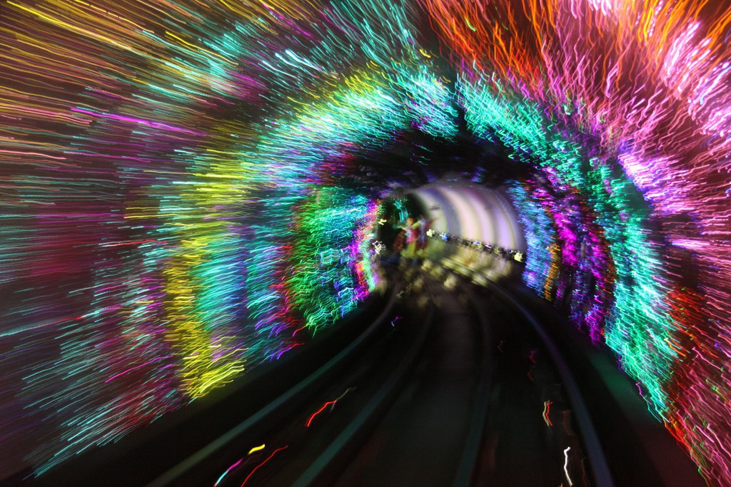 Разнообразная подсветка тоннеля
