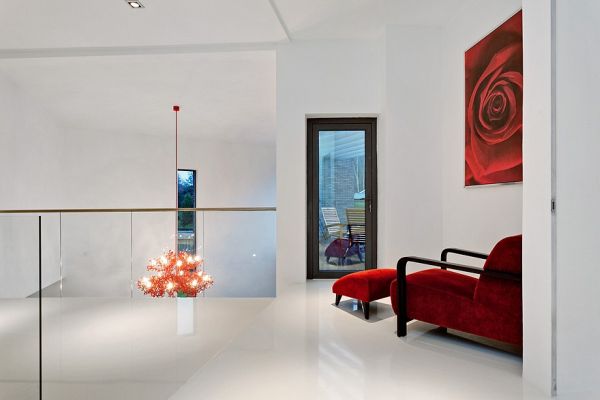 Блестящие интерьеры с яркой контрастной мебелью