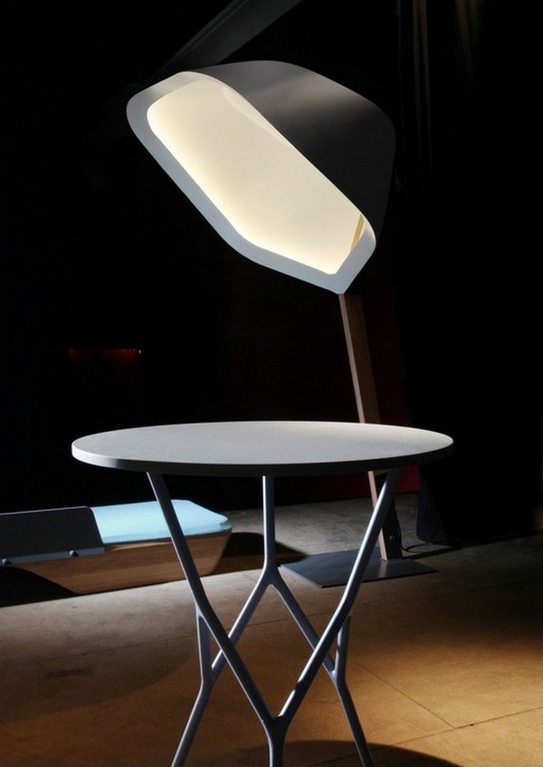 Композиция из бытовых предметов: настольная лампа, стол с ажурными ножками