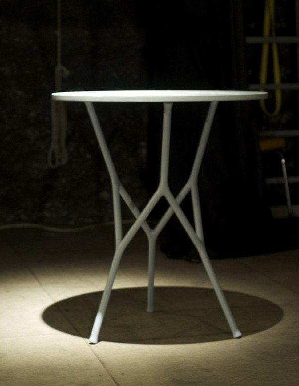 Композиция из бытовых предметов: стол с ажурными ножками