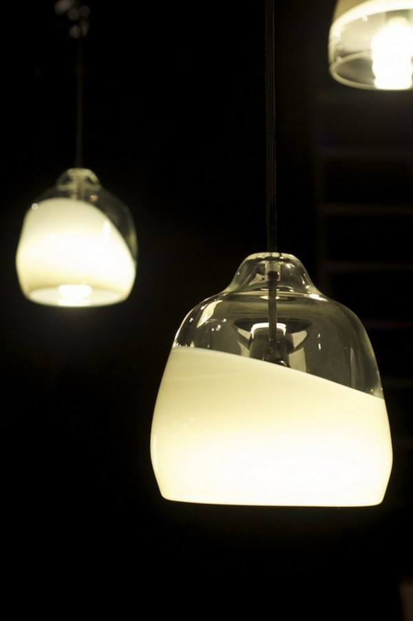 Композиция из бытовых предметов: подвесные светильники