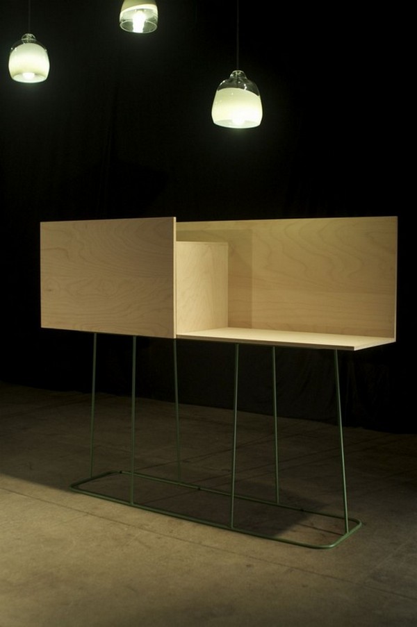 Композиция из бытовых предметов: подвесные светильники и деревянный стол на металлических ножках