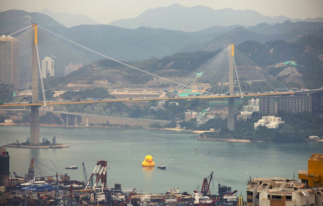 Огромный надувной утенок ярко желтого цвета в гавани Гонконга