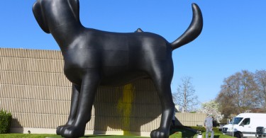 Скульптура собаки от Ричарда Джексон