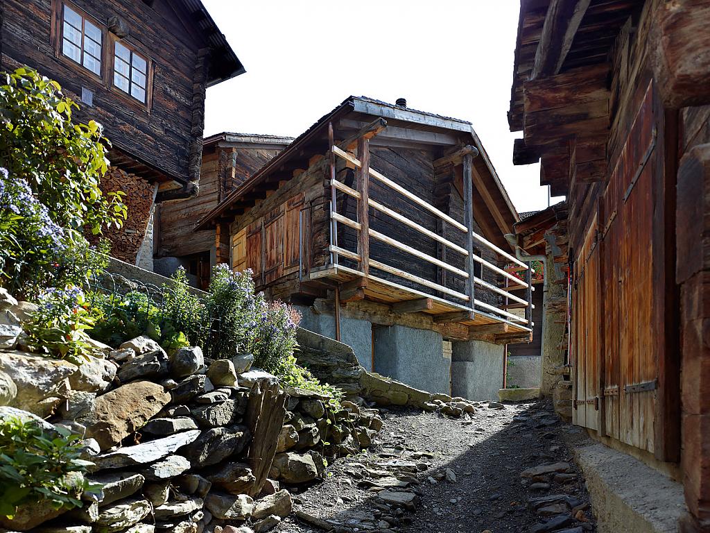 Нарочитая грубость внешней отделки сельского дома Maison Cambolin от Savioz  Fabrizzi в старинной деревне Albinen, Швейцария