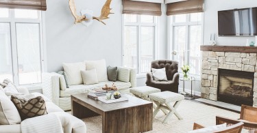 Дизайн интерьера гостиной в летнем доме от Lauren Piskula
