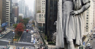 Cтатуя Колумба от японского художника Tatzu Nishi