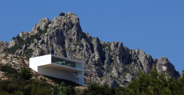 Необычный дом Cliff House в Испании