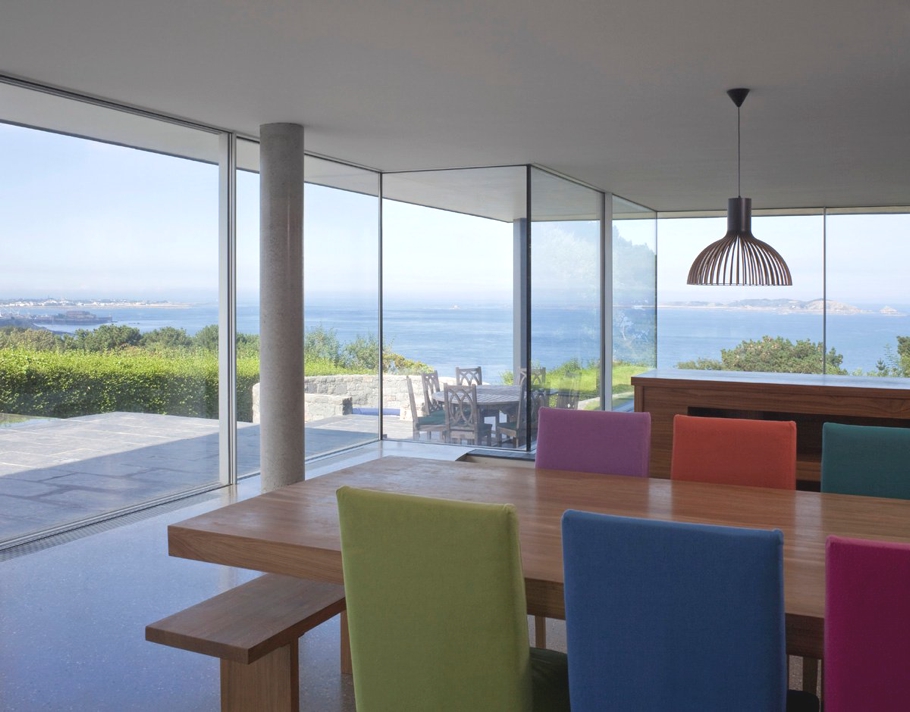 Столовая зона с яркими стульями дома Couin de Vacque на острове Гернси
