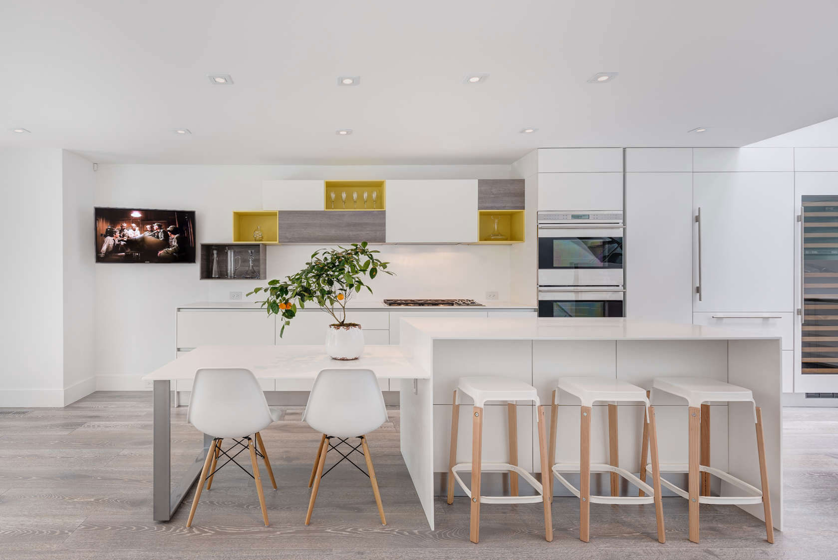 Современный дизайн интерьера кухни в светлых тонах