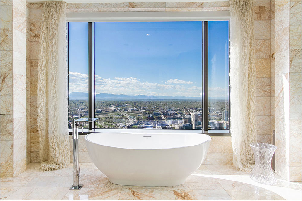 Интерьер ванной комнаты с панорамным окном