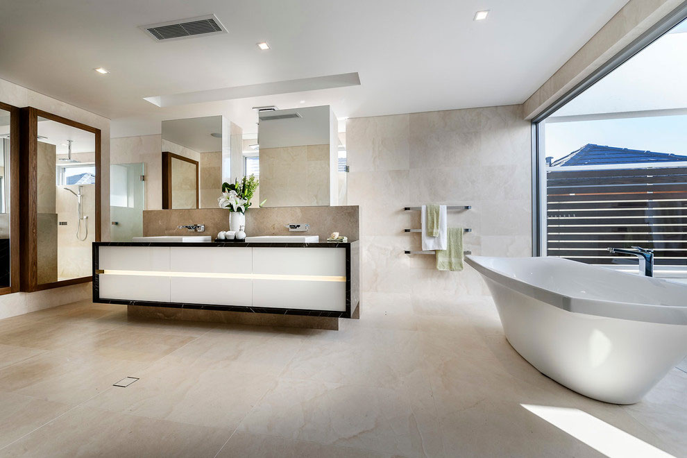 Стильная ванная комната с панорамными окнами
