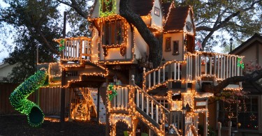 Волшебное рождественское оформление дома на дереве от студии Design Loves Detail