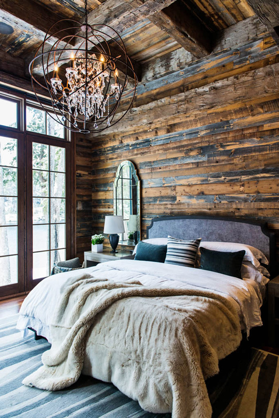 Интересный дизайн интерьера - деревянная фактура стен, потолочные балки и люстра