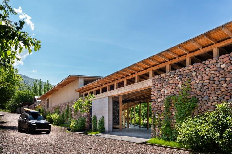 Каменный фасад дома
