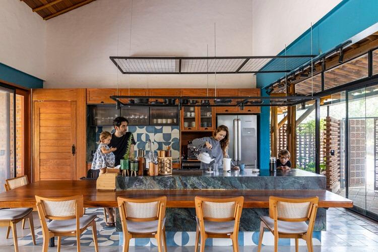 Кухня с каменным островом