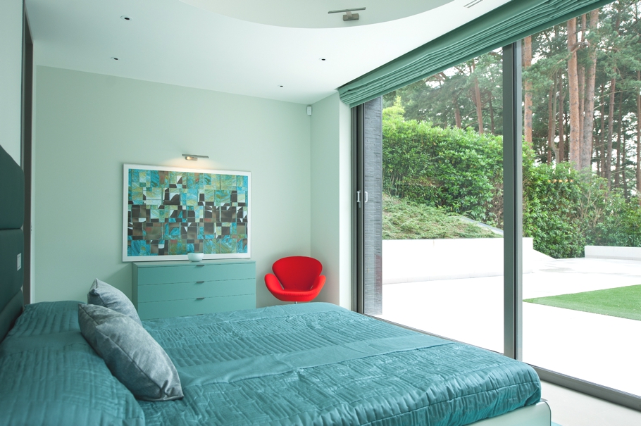 Спальня с панорамным видом дома в Англии