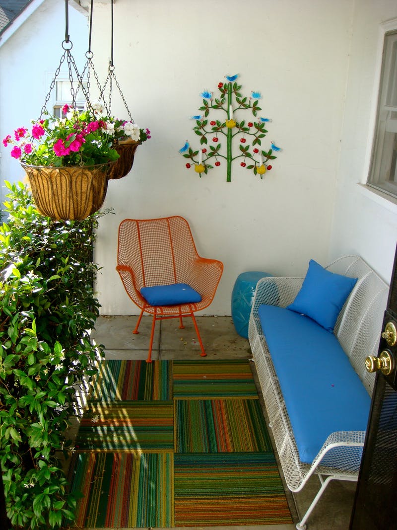 Плетеные диван и кресло с синими сиденьями