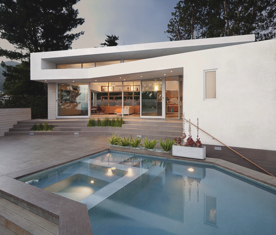 Красивый бассейн дома Деронда в Лос-Анджелесе