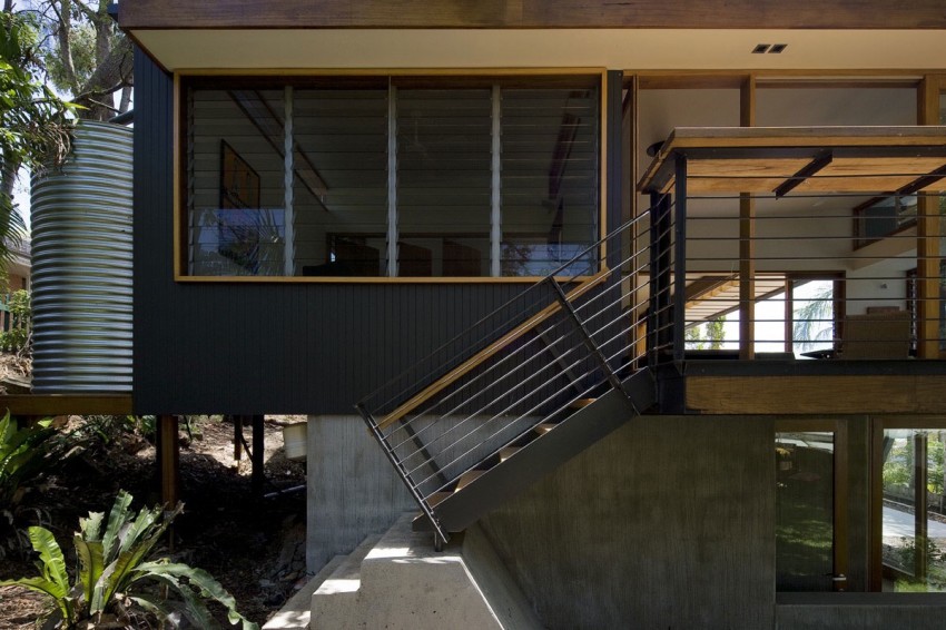Наружная лестница загородного дома в Австралии