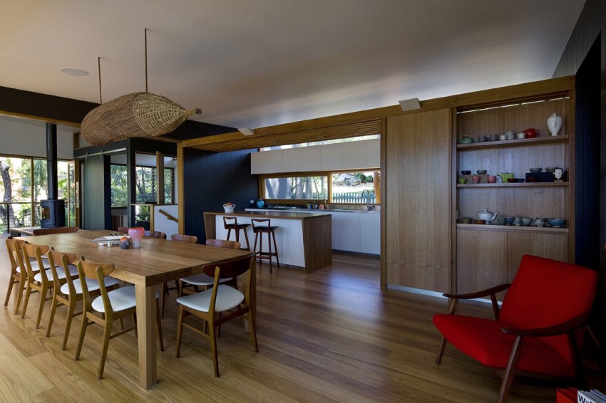 Кухня со столовой в интерьере загородного дома в Австралии