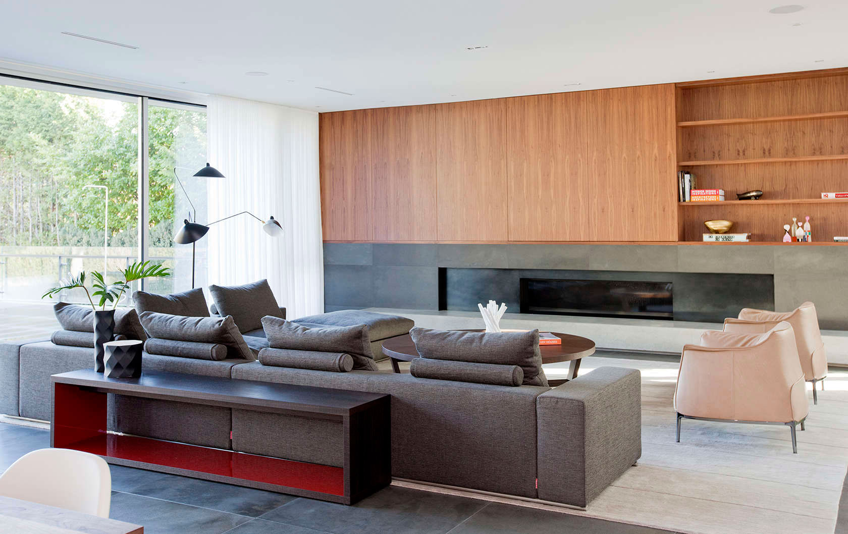 Современный дизайн интерьера гостиной с камином