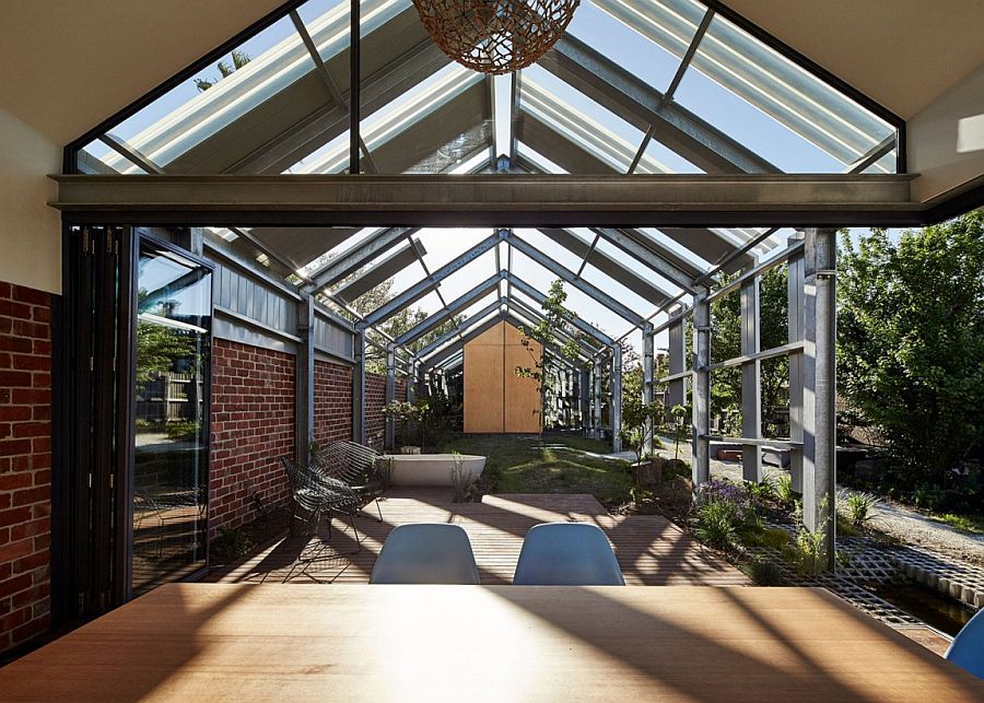 Складные стеклянные двери соединяют пространство дома с садом