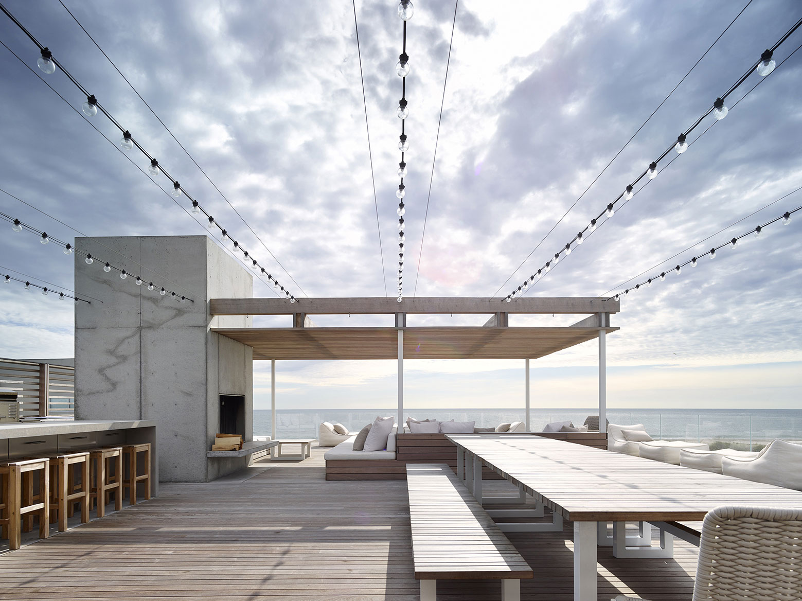 Шикарная вилла на берегу океана: открытая столовая на верхнем уровне дома