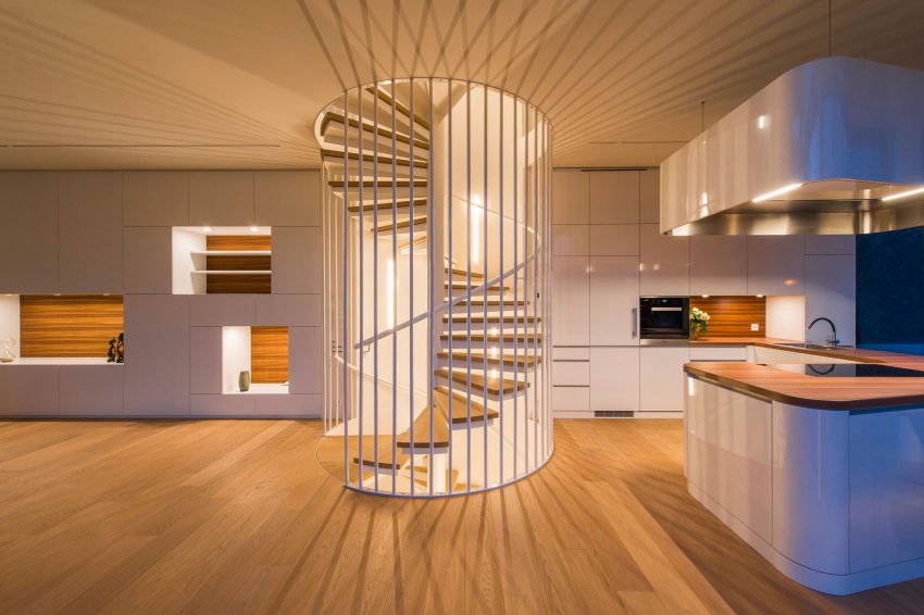 Интерьер дизайнерского дома - крученная лестница
