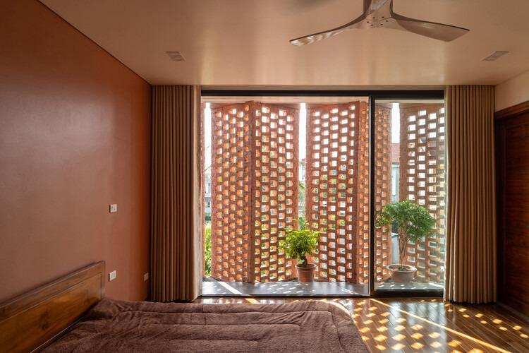 Спальня с кирпичным фасадом
