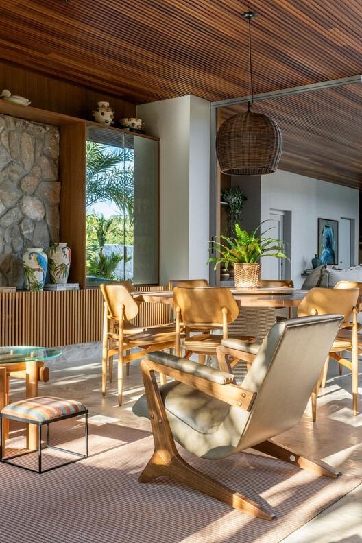 Столовая с креслом и деревянной мебелью