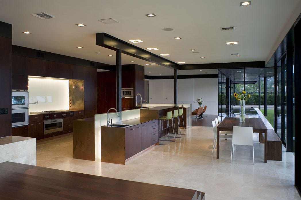 Современный дизайн интерьера кухни со столовой зоной