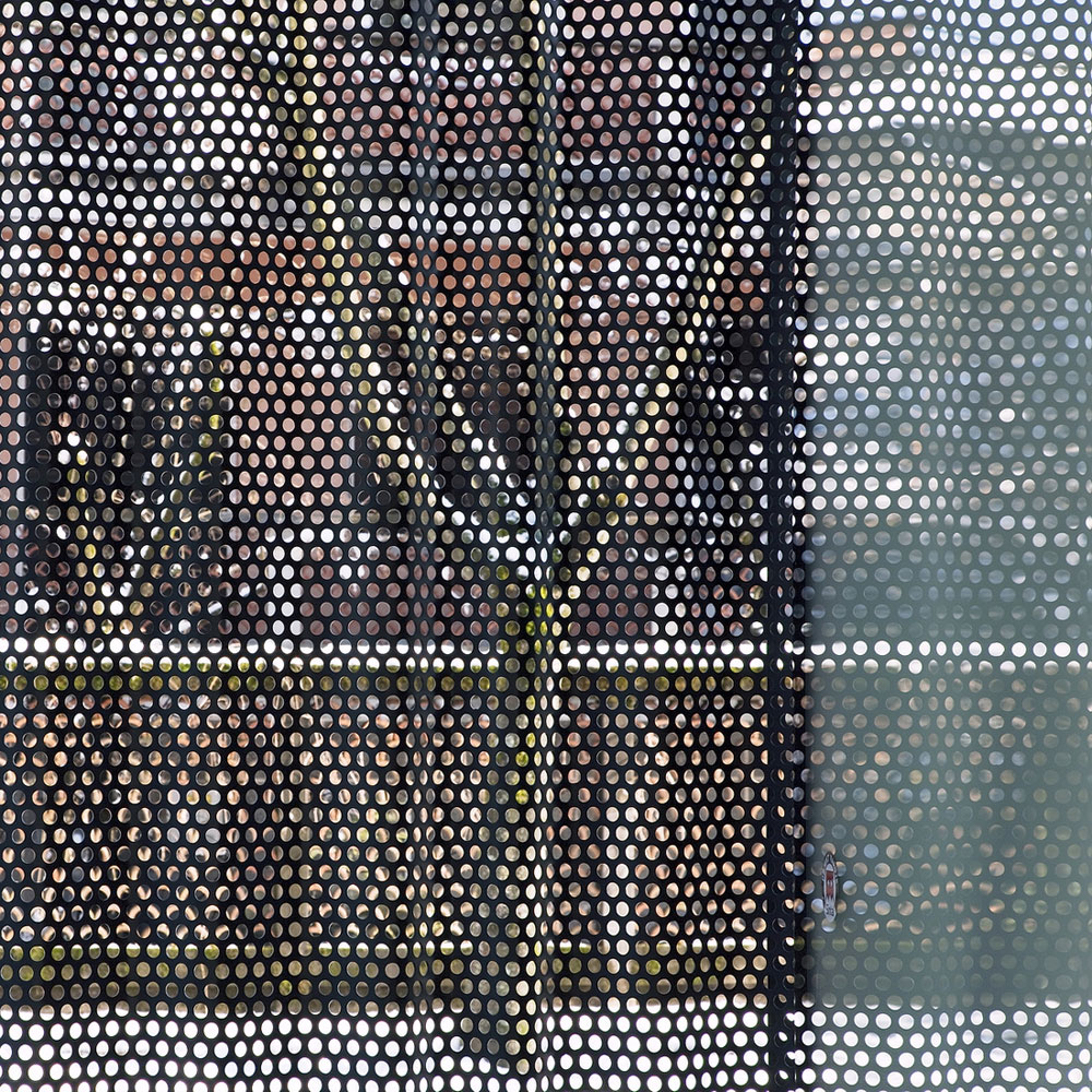 Перфорированные панели на фасаде Criss-Cross Envelope