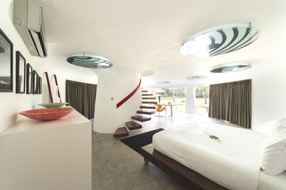 Дизайн спальни в круглой комнате с выходом на крышу
