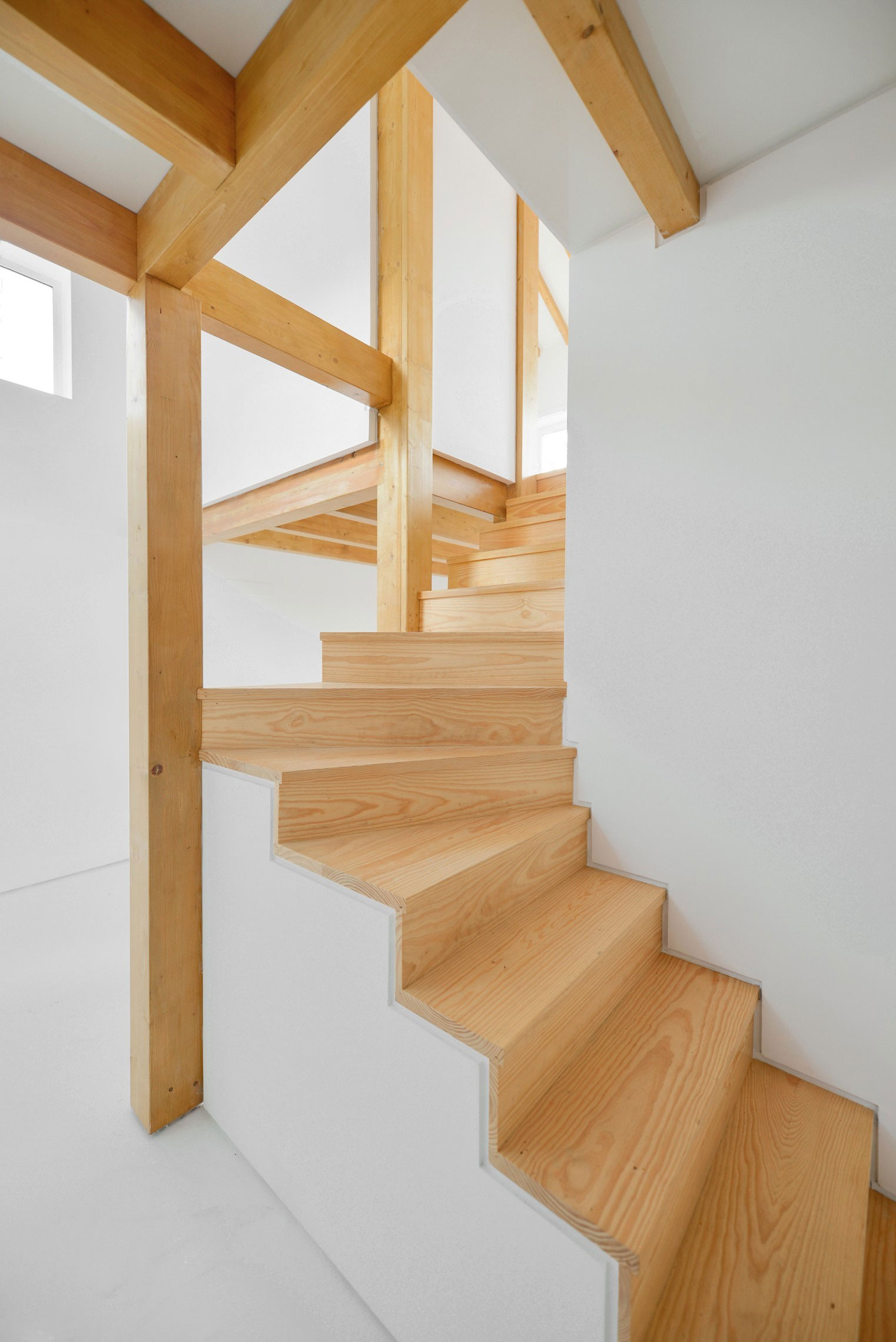 Стильная белая лестница с деревянными ступенями
