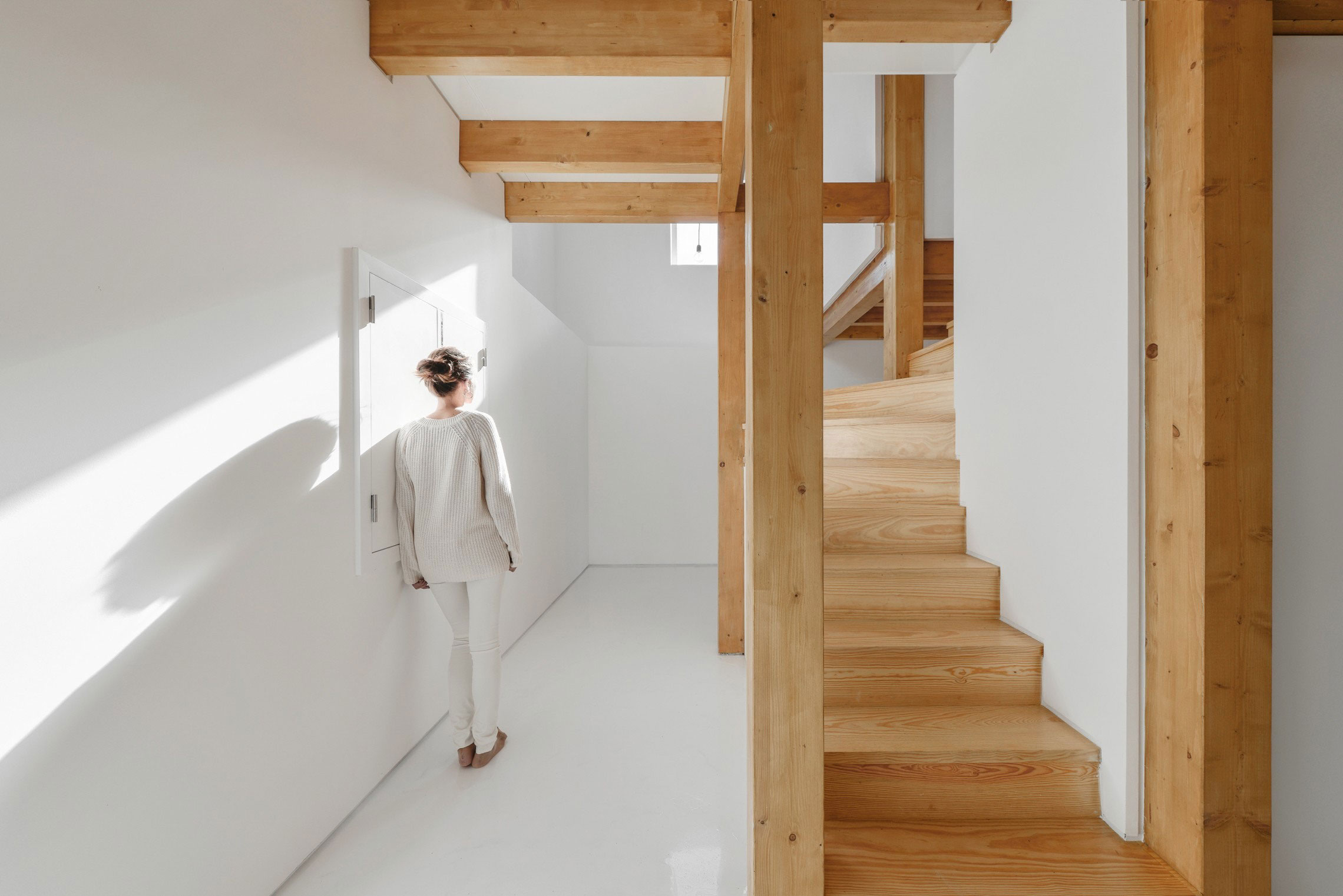 Стильная белая лестница с деревянными ступенями