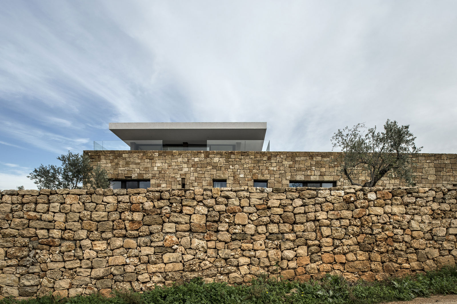 Каменные стены особняка Zgharta Residence