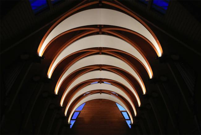 Элементы арочной крыши в церкви
