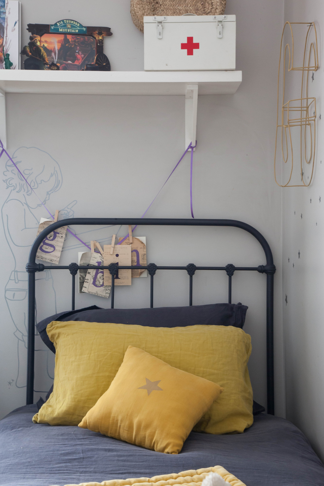 Винтажная кровать в детской спальне в авторском проекте дома