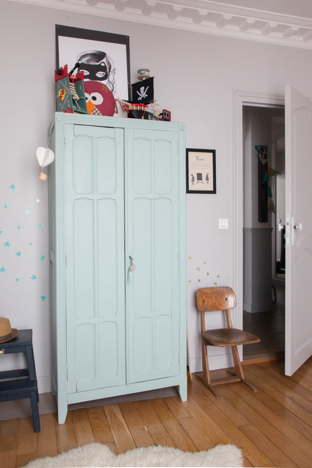 Старая мебель в интерьере детской комнаты в авторском проекте дома