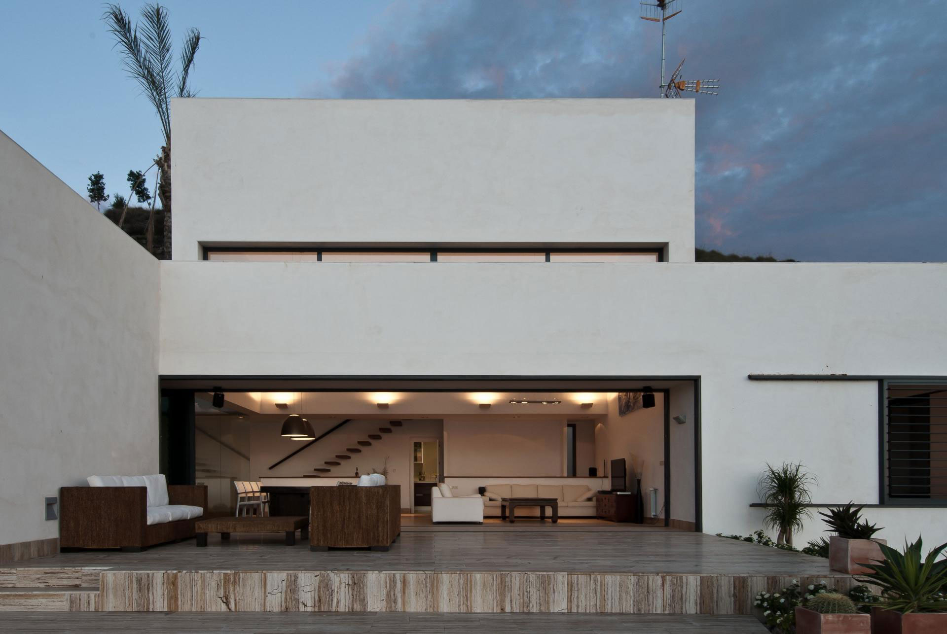 Белый фасад дома – простота и роскошь в одном архитектурном строении