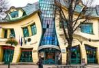 Необычный кривой домик в Польше
