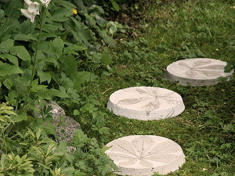 Создание плиты для садовой дорожки