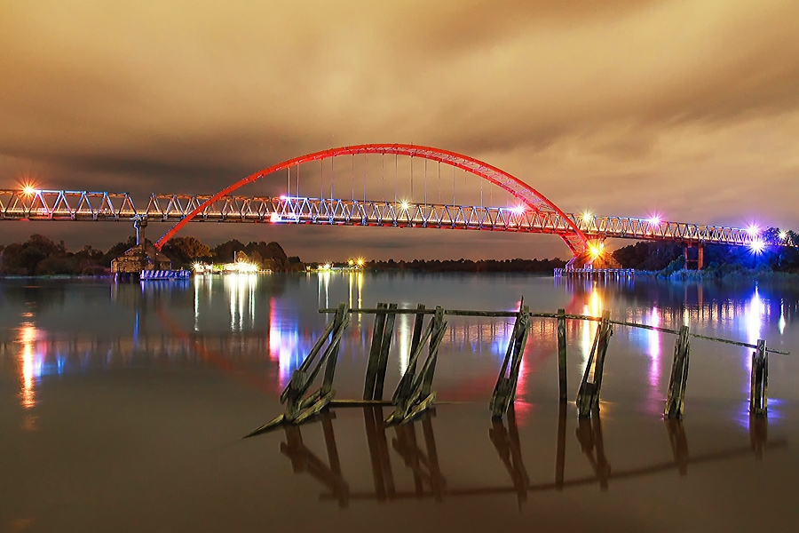 Красная неоновая подсветка моста