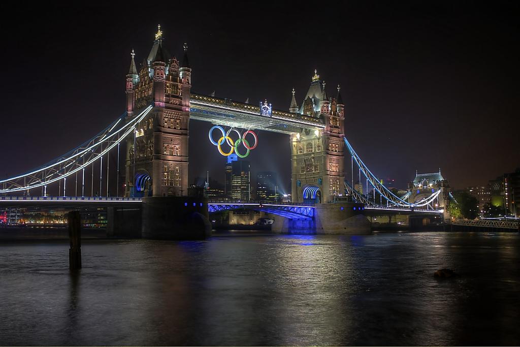 Олимпийские кольца на мосте