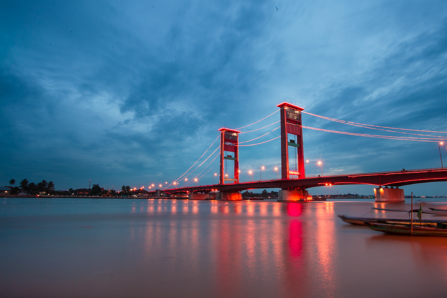 Красная неоновая подсветка моста