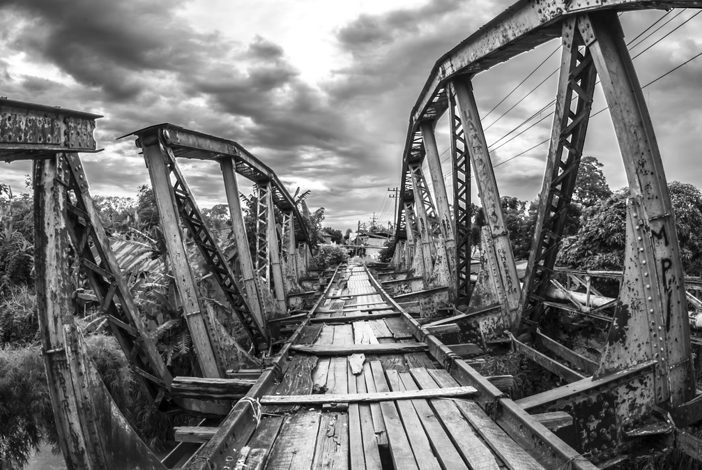 Старинный разваленный мост