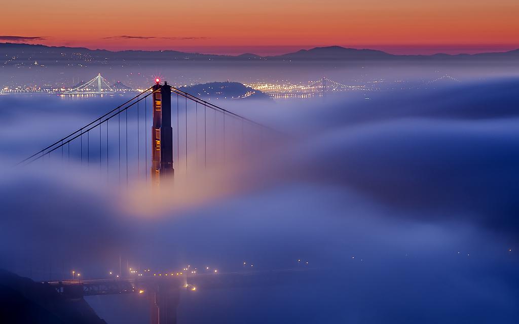 Мост который выглядывает из-за тумана