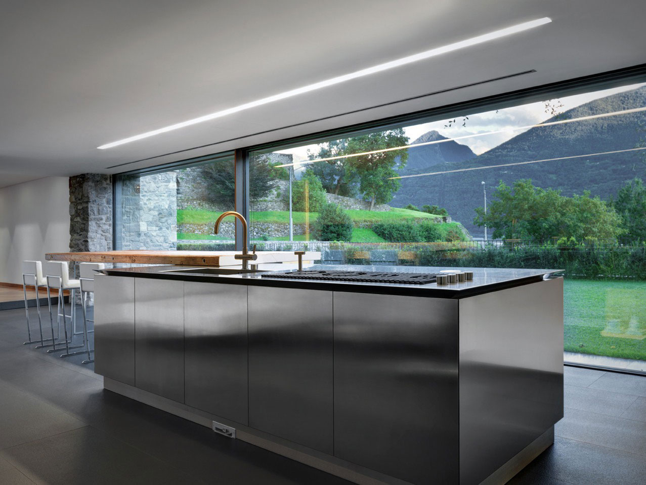 Интерьер кухни с панорамными окнами